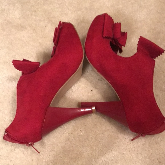 Material Girl Red suede pump with bows - Picture 5 of 7